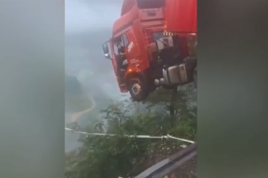 Cầu sập bất ngờ, tài xế và xe công-ten-nơ treo lơ lửng trên vực sâu