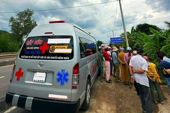 Chở con đi thi tốt nghiệp THPT, cha tông vào trụ điện tử vong
