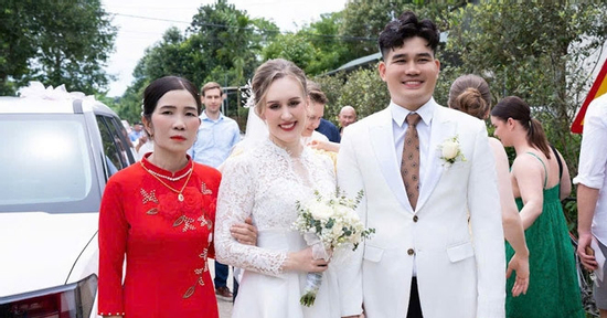 Cưới chàng trai Hà Tĩnh, cô dâu Phần Lan được cả làng khen xinh