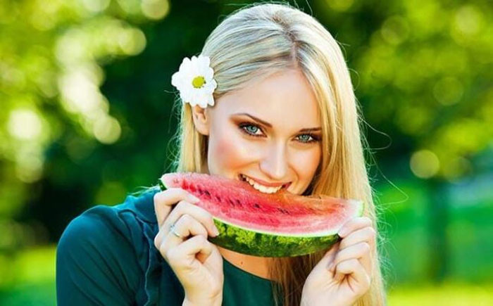 Dưa hấu ăn thế nào để không 'hại sức khỏe'? Rất nhiều người đang ăn sai cách!