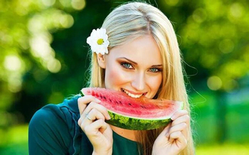 Dưa hấu ăn thế nào để không 'hại sức khỏe'? Rất nhiều người đang ăn sai cách!