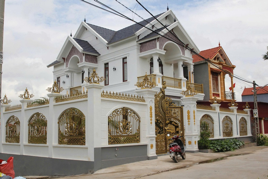 Hàng trăm cảnh sát vây bắt nhóm lừa đảo, hình ảnh nhà của đối tượng cầm đầu gây chú ý