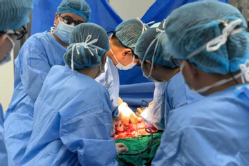 Nam bệnh nhân chết não cứu sống 3 người lạ