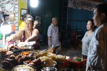 Quán cơm gia truyền 3 đời hút khách ở TPHCM, mỗi đêm 'cháy hàng' hơn 400 suất