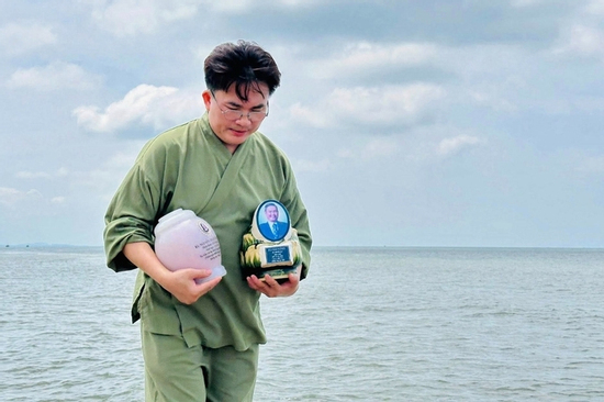 Hình ảnh MC Đại Nghĩa ôm hai bình tro cốt khiến ai cũng xót xa