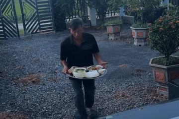 Không kịp về đám giỗ, con dâu nghẹn ngào khi bố chồng bê cả mâm cỗ sang nhà