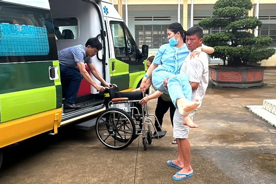 Thí sinh gặp nạn, được đưa đến điểm thi tốt nghiệp THPT 2025 bằng xe cấp cứu