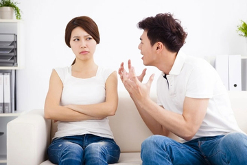 Thu nhập của tôi cao gấp 7 lần vợ nhưng cô ấy vẫn đòi chia việc nhà