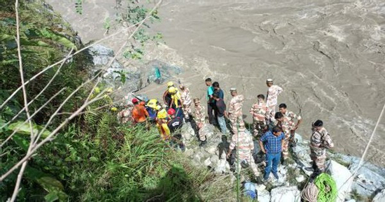 Xe buýt rơi xuống sông, 2 người tử vong, 10 người mất tích