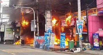 'Biển lửa' bao trùm siêu thị điện máy Xanh giữa trưa, nhân viên hoảng loạn tháo chạy