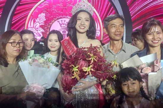 Bố mẹ Hà Trúc Linh: 'Không nghĩ cô gái miền quê lại được đăng quang Hoa hậu Việt Nam'