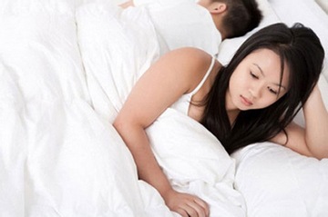 Chồng đi công tác xa mới về, nửa đêm thấy máy anh có tin nhắn đến, tôi chết lặng khi biết người gửi