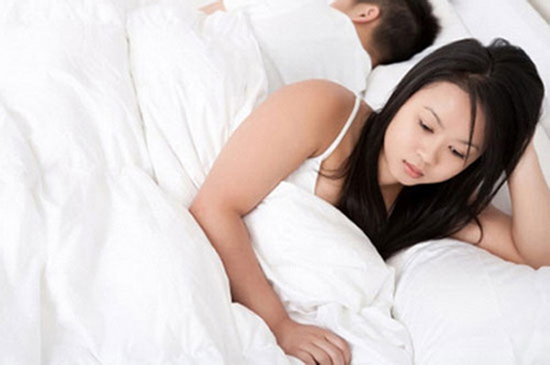 Chồng đi công tác xa mới về, nửa đêm thấy máy anh có tin nhắn đến, tôi chết lặng khi biết người gửi