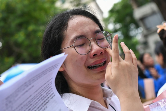 Đề thi Toán tốt nghiệp THPT 2025 dài như văn, có đáng để thí sinh bật khóc?