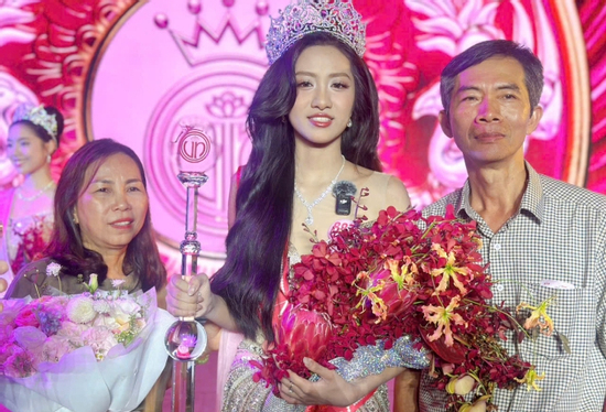 Hà Trúc Linh thành hoa hậu, cả xóm khóc mừng như con cháu mình đi thi