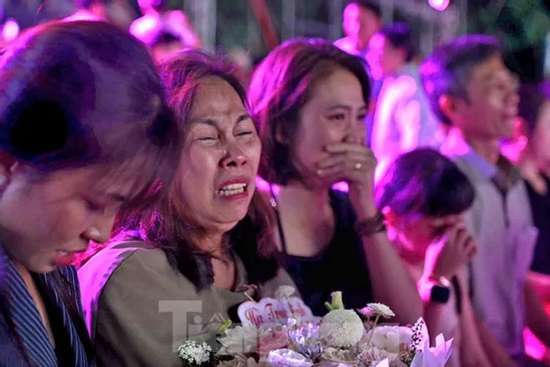 Mẹ khóc nghẹn, không nói nên lời trước giây phút Hà Trúc Linh đăng quang