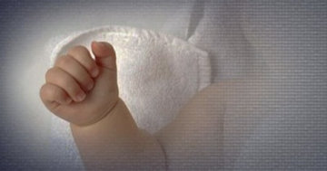 Bé gái 3 tháng tuổi bị người thân xâm hại, phải cấp cứu trong đêm