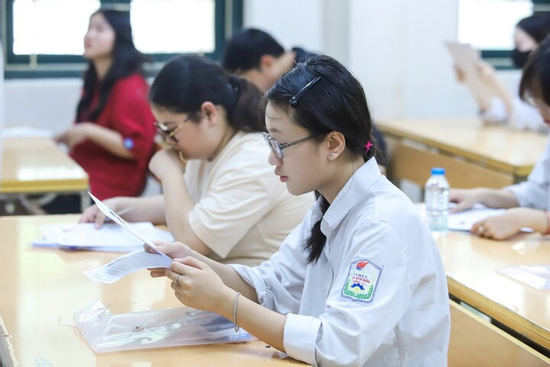 'IELTS 8.0 còn ngao ngán với đề tiếng Anh, thí sinh vùng khó phải làm sao'