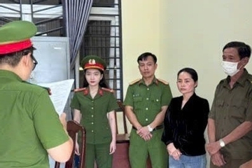 Nữ giám đốc sản xuất hàng giả 'nổ' tặng 300 căn biệt thự cho thủ lĩnh xuất sắc