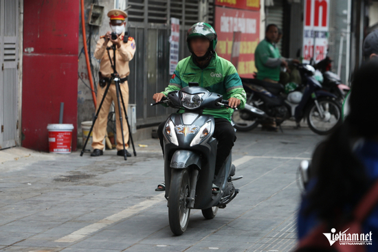 Hà Nội quyết dẹp 'nạn' xe máy đi lên vỉa hè, một góc phố phạt 100 triệu đồng