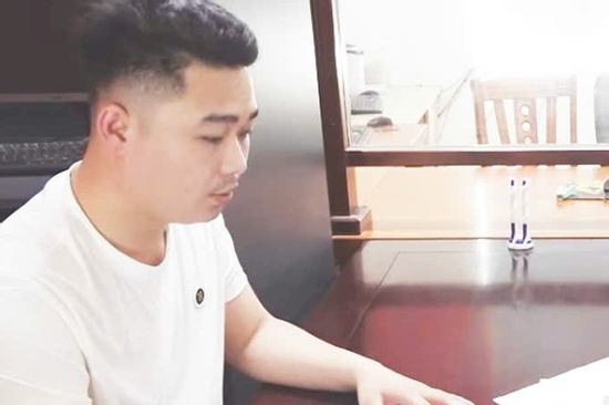 Lời khai của người đàn ông chồm qua bàn tát nữ nhân viên y tế