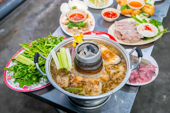 Món đặc sản trong mâm cỗ ở miền Tây, màu sắc rực rỡ, nấu bằng nồi đặc biệt