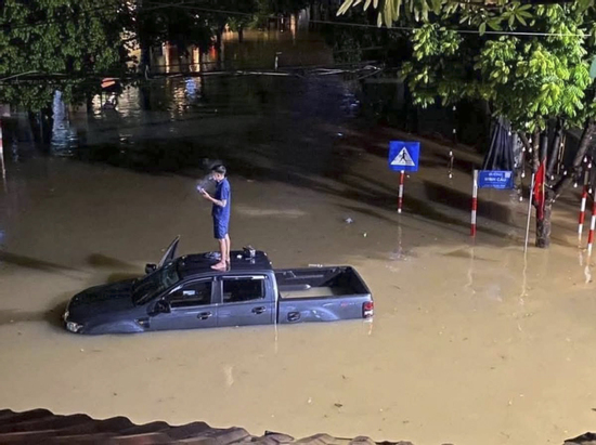 Cảnh tượng TP Thái Nguyên ngập sâu, nước chạm nóc xe ô tô
