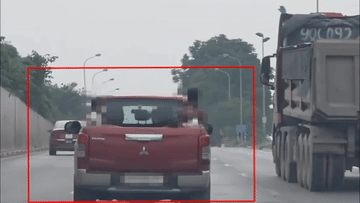 Clip 6 trẻ em ngồi trong thùng ô tô bán tải đi trên Đại lộ Thăng Long
