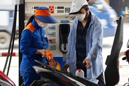 Giá xăng giảm, giá dầu tăng từ đêm nay