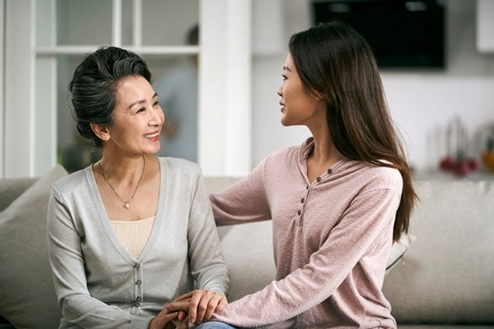 Mẹ chồng bán đất đưa hết tiền cho con gái, nhưng khi bà bệnh nằm viện lại gọi tôi chăm sóc