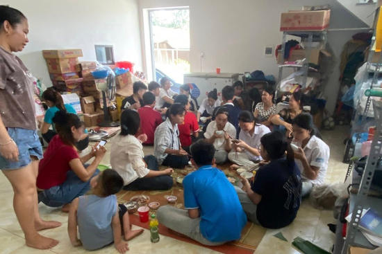 Cặp vợ chồng phố núi nấu gần 100 suất cơm miễn phí cho sĩ tử thi vào lớp 10