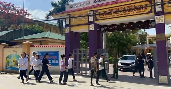 Thầy giáo coi thi lớp 10 trần tình về phát ngôn 'học cho lắm rồi cũng đi làm thuê'