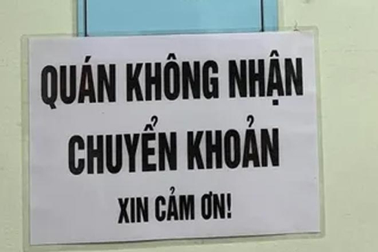 Từ chối nhận chuyển khoản lan rộng, chuyện gì đang xảy ra?