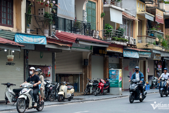 Cửa hàng ở Hoàn Kiếm, Ba Đình buôn bán kiểu lạ lùng, khách luồn qua khe cửa