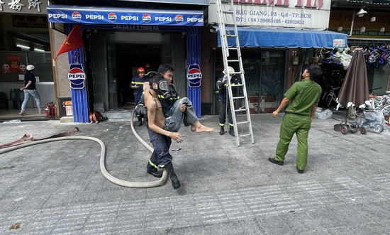 Cháy quán lẩu 6 tầng ở TP.HCM, cảnh sát cứu nhiều người thoát nạn