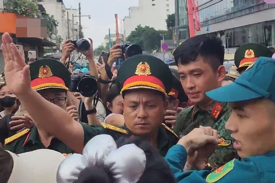 Clip hot: Chiến sĩ Lê Hoàng Hiệp chật vật di chuyển, được 'hộ tống' khi bị người dân vây kín