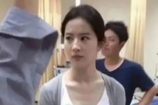 Lưu Diệc Phi lộ khoảnh khắc mặt mộc, gây sốt mạng xã hội