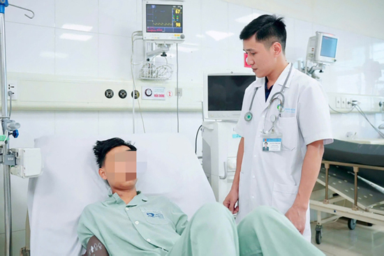 Thiếu niên bị thang máy kẹp cổ vào cấp cứu, báo động đỏ toàn viện