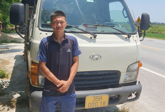 Xe tải chở hơn 1 tấn mỡ, lòng động vật nhặng bâu kín: Tài xế khai mang đi bán