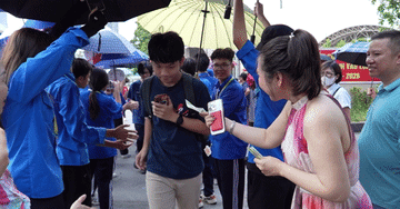 Phụ huynh 'xuống tiền' cả triệu đồng, thưởng nóng cho sĩ tử thi lớp 10 ra sớm