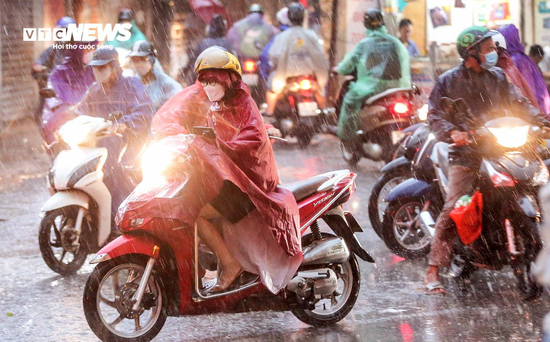 Mưa lớn từ Bắc vào Nam, cảnh báo lũ quét và sạt lở tại 15 tỉnh thành
