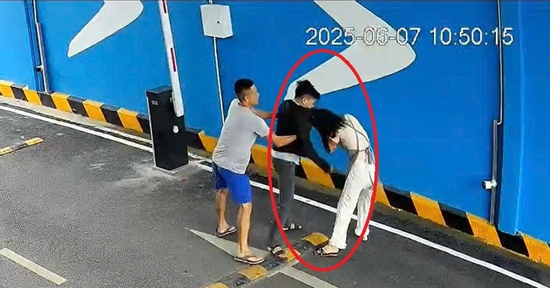 Người phụ nữ bị chồng cũ tìm đến tận chỗ làm túm tóc đánh liên tục vào mặt
