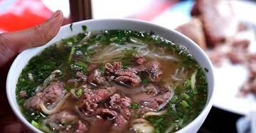 Bát bún, phở đồng loạt tăng 5.000 đồng, chủ quán nói do hành, thịt, cua đều gánh thêm thuế