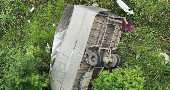 Xe tải lao xuống vực sâu 15m, tài xế xe con tử vong sau tai nạn liên hoàn