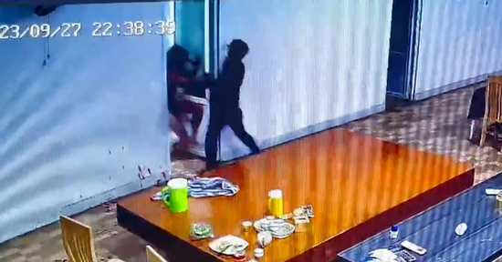 Đâm hơn 30 nhát dao vào người tình của vợ 'hờ'