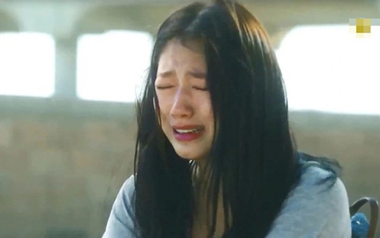 Dọn phòng cho mẹ kế vô tình thấy hộp giấy cũ trong tủ, khi mở ra xem tôi bật khóc nức nở