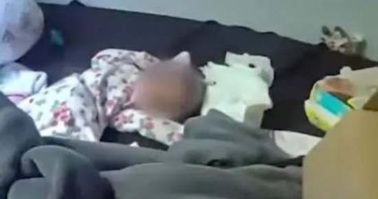 Đột nhập căn nhà đóng kín, sốc nặng khi phát hiện bé sơ sinh hấp hối bên người mẹ đã tử vong