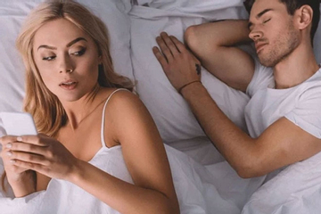 Tin nhắn 'lạ' lúc nửa đêm và bí mật của vợ khiến tôi điên