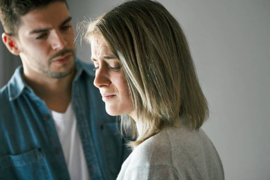 Chồng ngoại tình với đồng nghiệp hơn 8 tuổi, nhìn nhan sắc, vợ đứng hình