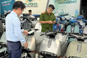 Công an công bố hình ảnh đường dây làm giả xe máy điện quy mô lớn
